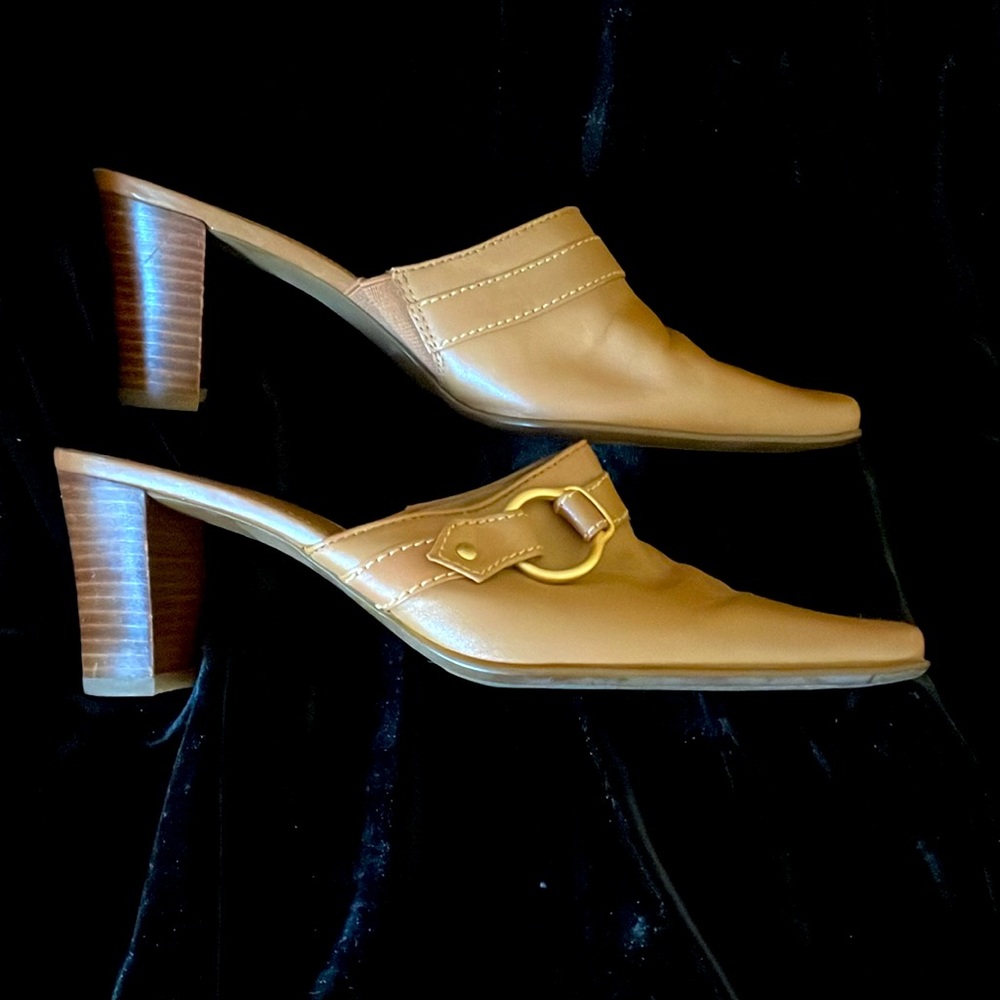 Liz Claiborne flex leather mules. Comfortable & stylish. Size 8M.